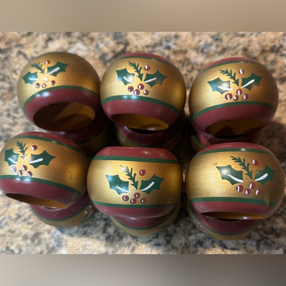 Round Plastic Holly Floral Napkin Rings Set 12 2” Holiday Christmas Festive gold